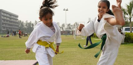 Karate, kaksi tyttöä